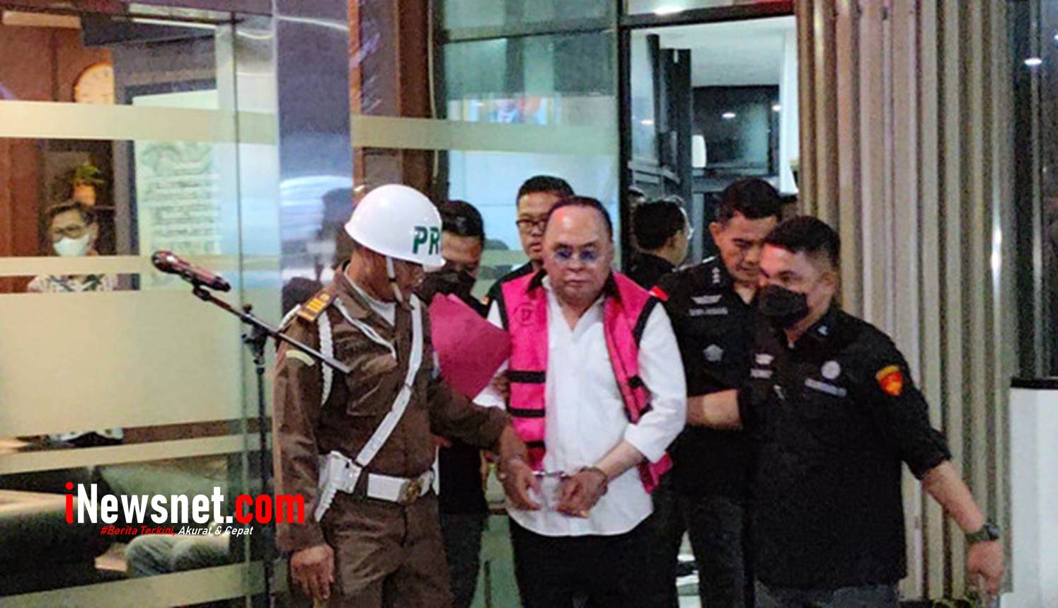 Kejagung tahan anggota Komisi I DPR RI, Ismail Thomas (Inewsnet.com/Farhan)