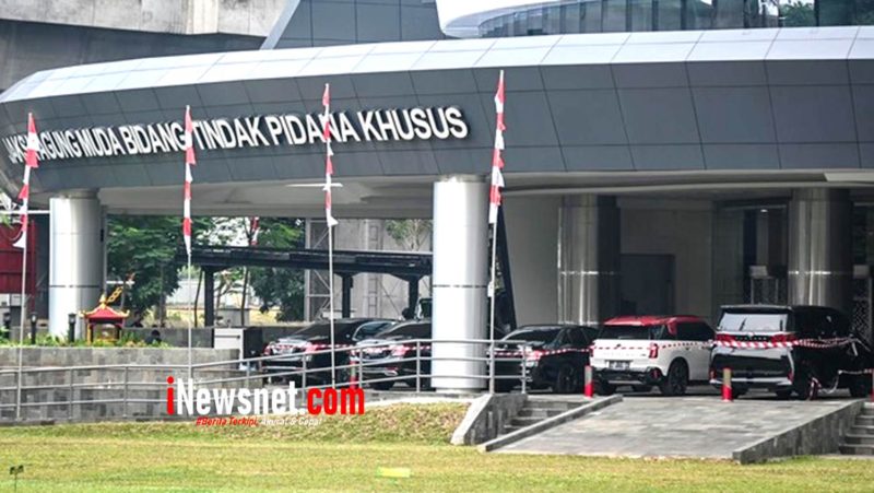 Foto: Kejaksaan Agung memeriksa mantan sekretaris Nadiem Makarim terkait kasus korupsi Program Digitalisasi Pendidikan 2019–2022 (Inewsnet.com/Mila Aprilianin)