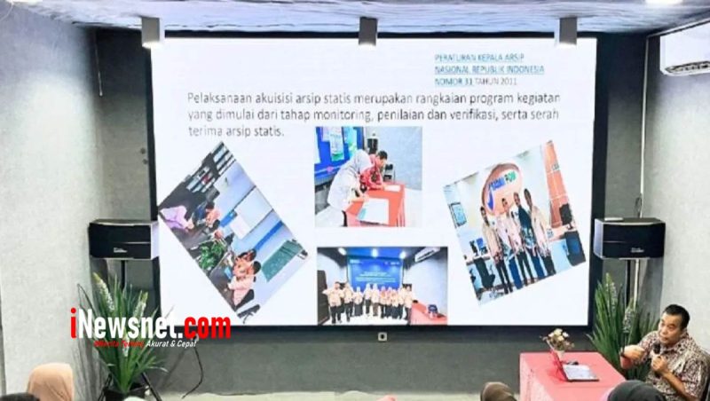 Foto: Kegiatan penyelamatan arsip bernilai sejarah daerah oleh Dinas Perpustakaan dan Kearsipan Kaltim. (Inewsnet.com/Farhan)